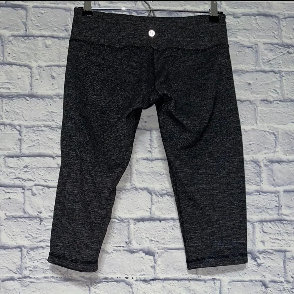 Lululemon cropped gray/black leggings